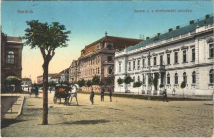 1915 Szolnok, Gorove utca, Törvényszéki palota + 'TÖVIS - ARAD - BUDAPEST 5 E' vasúti mozgóposta bélyegző