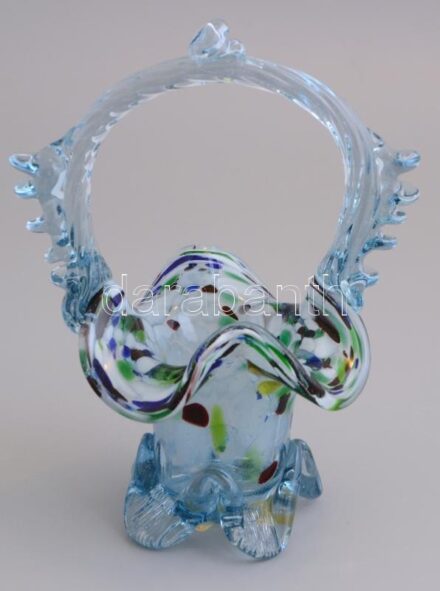 Színes üveg füles kosárka, anyagában színezett, jelzés nélkül, az egyik füle alatt sérüléssel, lapattanással, m: 18 cm