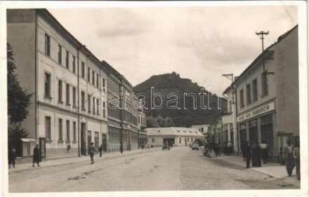 1940 Huszt, Chust, Khust; utca, Vinohradi Városi Takarékpénztár, vár, gyógyszertár, automobil / street, savings bank, castle, pharmacy + kétnyelvű bélyegzés / bilingual cancellation