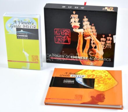 A primer of Chinese acrobatics VHS és könyv, díszdobozban.