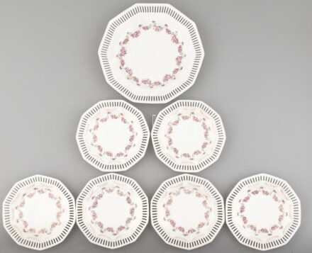 Antik porcelán hat személyes süteményes készlet. Áttört, kézzel festett, jelzés nélkül. Egy tányér ragasztott. d: 18 cm, d. 26 cm