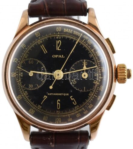 OPAL 18k arany kézi felhúzós férfi flyback kronográf karóra, fekete számlapos, barna bőr szíjjal. 50-es évek. Jelzett tok. Működő, szép állapotban. d: 35 mm. A normál kronográf funkció mellett ez a szerkezet rendelkezik egy extra