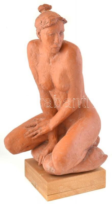 Farkas Ferenc (1958- ): Térdeplő. m: 56 cm, samott, fa, 2006. Jelzett. Hibátlan. 1986-tól tagja a Művészeti Alapnak (MAOE), 1986-87 között a Fiatal Képzőművészek Stúdiójának, 1987-92 között pedig a Zala'Art Egyesületnek.