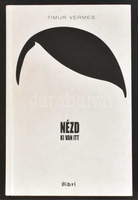 Timur Vermes: Nézd ki van itt. Fordította Nádori Lídia. Bp., 2013, Libri. Kiadói kartonált papírkötés, borító hátoldalán ár filctollal áthúzva.