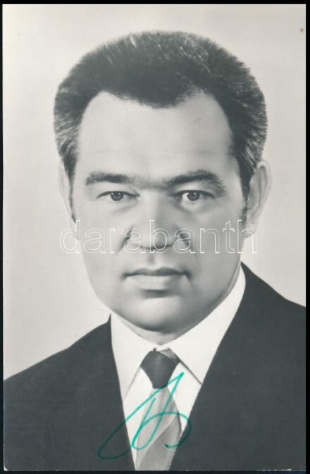 Georgij Grecsko (1931- ) szovjet űrhajós aláírása fotón / Signature of Georgiy Grechko (1931- ) Soviet astronaut on photo