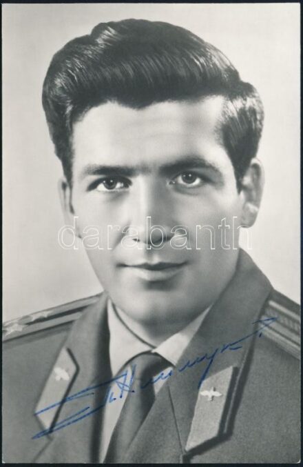 Pjotr Iljics Klimuk (1942- ) szovjet űrhajós aláírása őt ábrázoló képeslapon / Signature of Pyotr Ilyich Klimuk (1942- Soviet astronaut on postcard