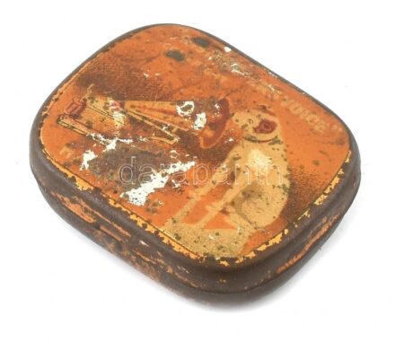 His Master's Voice gramofontűk cca. 100 db, eredeti csomagolásában. Kopott. His Master's Voice (HMV) volt a neve annak a nagy brit lemezkiadónak, amelyet 1901-ben hozott létre a The Gramophone Co. A kifejezést először az 1890-es évek