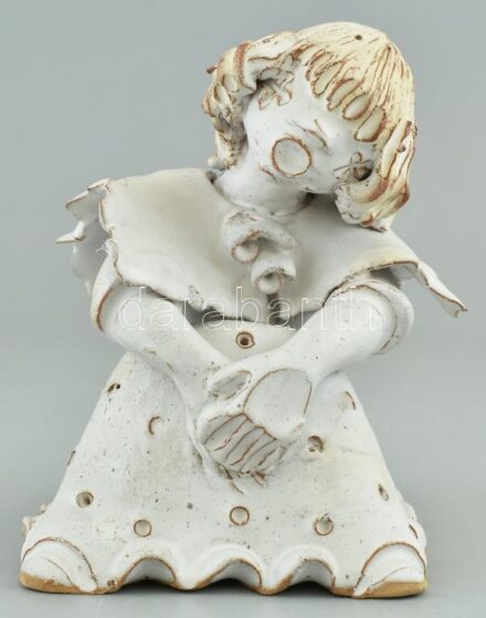 Kovács Éva (1938-2017): Ülő lány, mázas kerámia, restaurált, jelzett, m: 14cm