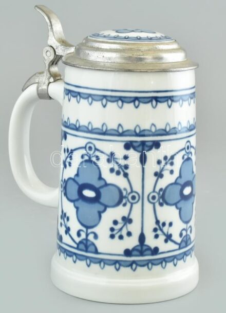 Fedeles sörös kupa, porcelán, jelzett, kopott. m: 18 cm