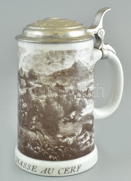 Fedeles sörös kupa, porcelán, jelzett, kopott. m: 18 cm