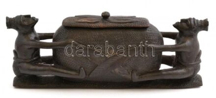 Afrikai fedeles doboz oldalán figurákkal, faragott fa, repedéssel, m: 12 cm, h: 32 cm