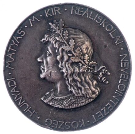 1928. 'Hunyadi Mátyás M. Kir. Reáliskolai Nevelőintézet Kőszeg / Szertorna II.' ezüstözött bronz díjérem. Szign.: 'Machovits W. 1928.' (40mm) T:2 ph.