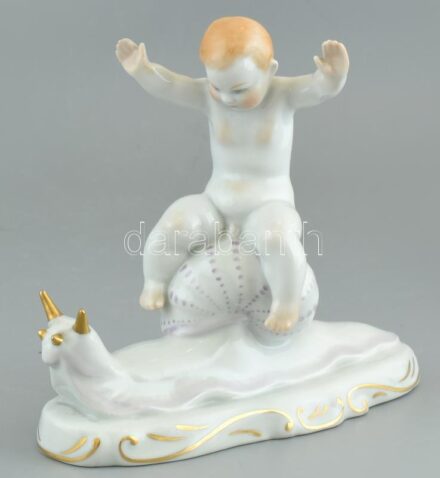 Herendi csigán lovagló puttó kézzel festett aranyozott jelzett porcelán figura kopásnyomokkal, kopásnyomokkal. 17x19cm
