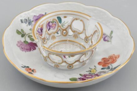 Antik Altwien csokoládés csészealj, kézzel festett porcelán, jelzett, d: 14 cm, XIX. század, kopásnyomokkal.