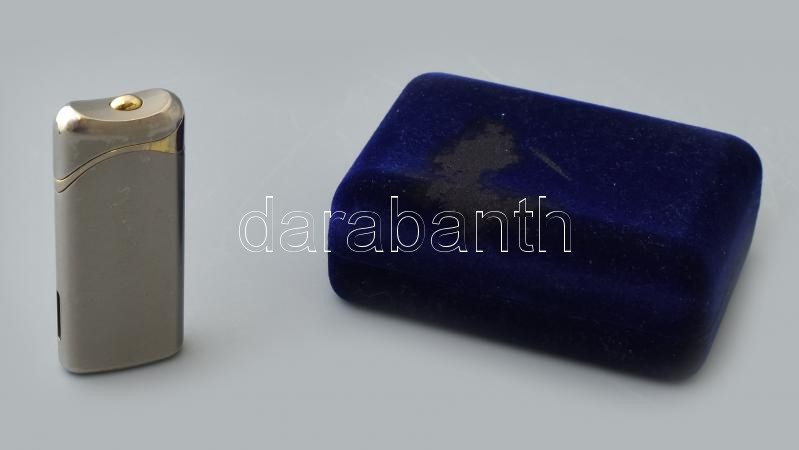 Sarome Japan fém öngyújtó bársony dísztokban, kopásokkal