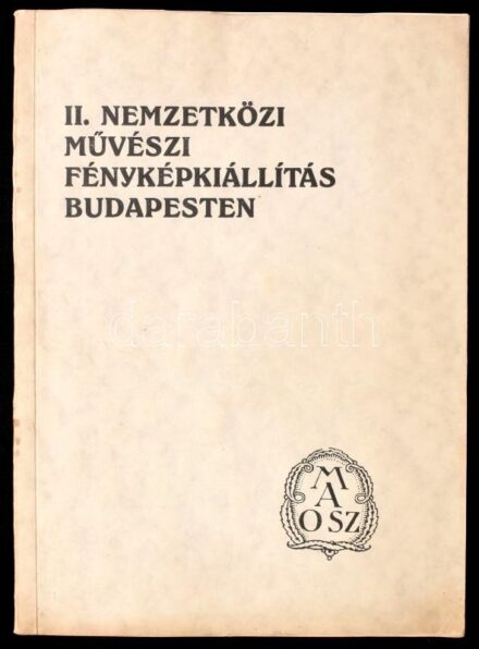 II. Nemzetközi Művészi Fényképkiállítás Budapesten a Műcsarnok termeiben. 1927. szeptember 14. - október 2. Bp., 1927, Athenaeum, 59+5 p.+32 (fekete-fehér fotók) t. + 8 p. Magyar, német, angol és francia nyelven. Benne neves magyar