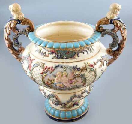 Nagyméretű angyalfejes kaspó. Eichwald, 19. sz. vége, festett, mázas porcelánfajansz, gazdag rokokós díszítéssel, aranyfestett virágdísszel, talpán masszába nyomott gyári jelzés (Eichwald) és 449-as formaszám, korának megfelelő