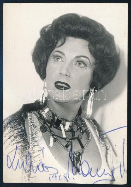 Lukács Margit (1914-2002) színésznő autográf dedikálással ellátott fotó 6,5x9,5 cm
