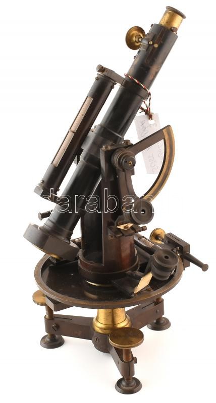 Süss Nándor 1848 - 1921): Teodolit. Jelzett. 1900 körül. Korának megfelelő állapotban. m:30cm. A teodolit szögmérő műszer, két megirányzott pont közti szögtávolságot mér. Alapvetően a háromszögeléshez kifejlesztett műszer,