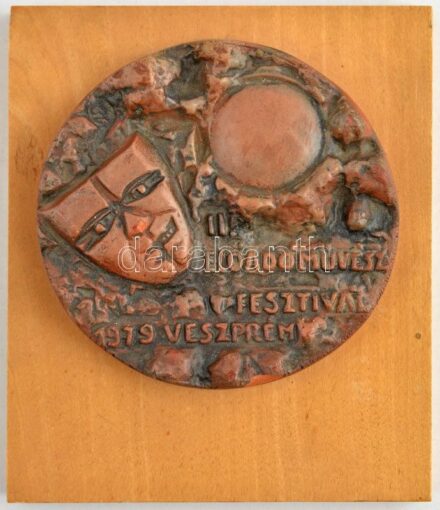 1979. 'II. Előadóművész Fesztivál - 1979 Veszprém' kerámia plakett fa talapzaton (105mm) T:2