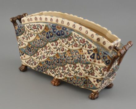 Fischer Ignácz Budapest, jardiniere, kézzel festett, aranyozott porcelánfajansz, jelzett 'Fischer I. Budapest', füleinél restaurált, 42x11 cm, m:21 cm Fischer Ignác Herenden tanulta a mesterséget, majd a kiegyezés évében 1867-ben Pesten