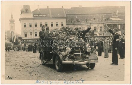 1940 Kolozsvár, Cluj; bevonulás virágokkal díszített autóval, Központi szálloda, Nimberger üzlete / entry of the Hungarian troops, Hotel Central, automobile decorated with flowers, shop. photo + '1940 Kolozsvár visszatért' So. Stpl (Rb)