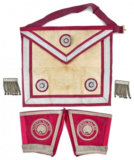 XX. sz. eleje: Szabadkőműves kötény . kézelő és két fém csat. Selyem, bőr Jelzett fém csatokkal (Spencer, London) / Freemason apron, wristband and two metal buckets. Signed Spencer, London. Silk. leather 40x36 cm