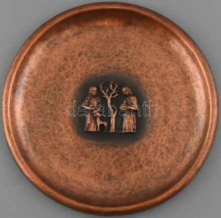 Tevan Margit (1901-1978): Art Deco dísztál, 1930 körül, vörösréz, jelzett, kopásnyomokkal d:36 cm. Tevan Margit Munkácsy Mihály-díjas magyar ötvösművész, érdemes és kiváló művész. Tevan Margit 1901. január 18-án született