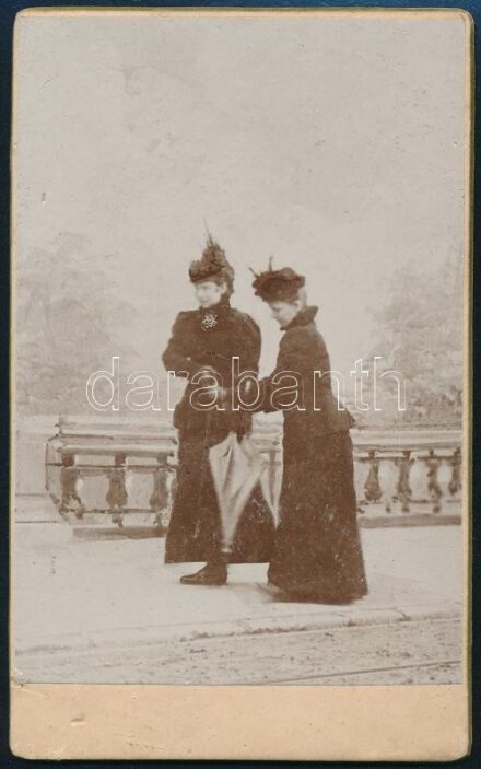 1898 Genf, Erzsébet királyné (Sisi) Sztáray Irma társaságában, hátoldalon feliratozva, / Queen Elisabeth with a court lady, 10,5×6,5 cm