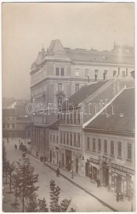 Budapest V. Kilátás a Zöldfa utca 9. (mai Veres Pálné utca) számú lakás ablakából az Apponyi tér felé (mai Ferenciek tere), Ferenc József király magántulajdonát képező bérpalotával, Scholz sörcsarnoka, Éliás S. és Winkle N.
