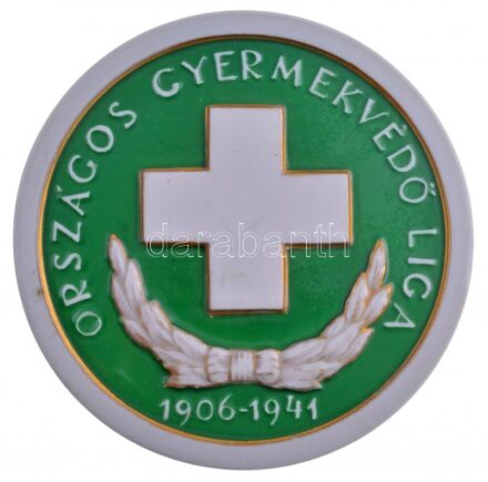 1941. 'Országos Gyermekvédő Liga 1906-1941' részben festett, aranyozott, jelzett Herendi porcelán plakett, '9993'-as sorszámmal 'ORSZÁGOS GYERMEKVÉDŐ LIGA 1906-1941 / AZ 1941-ÉVI JUBILÁRIS GYERMEKNAPOK 304.000 PENGŐS GYŰJTÉSÉNEK