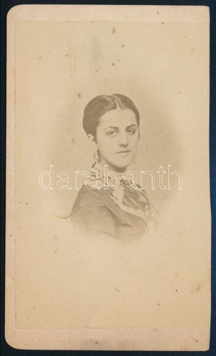 cca 1870-1880 Katarina Konstantinović (1848-1910) szerb nemes asszony, az Obrenovics-dinasztiából, később, III. Obrenovics Mihály herceg (1823-1868), majd Milivoje Blaznavac (1824-1873) szerb tábornok és miniszterelnök felesége,