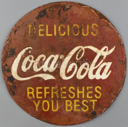 1959 USA (Egyesült Államok) Coca Cola kerek reklámtábla. Színes zománcozott fém. Kopásokkal, sérülésekkel. A Coca Cola akkori szlogenével: Delicious 'Coca Cola Refreshes you best.' / Finom Coca Cola frissít a legjobban. d: 30,5 cm. A