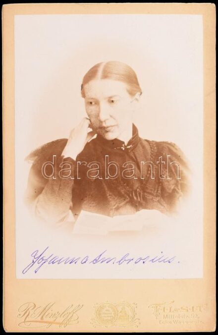 Johanna Ambrosius, (1854-1939) német költőnő aláírt kabinetfotója, hátoldalt feliratozva 11x17 cm / German poet's autograph signed photo