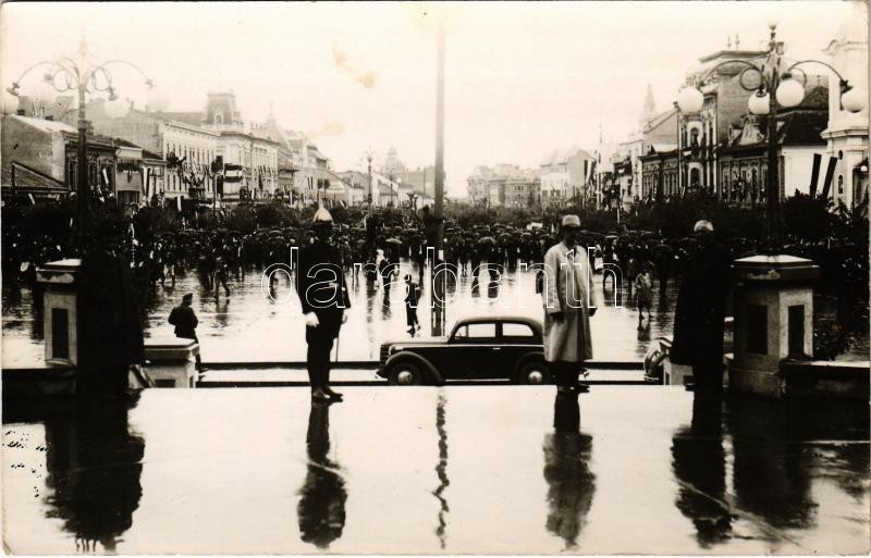 1940 Marosvásárhely, Targu Mures; bevonulás a Fő téren, csendőr, autó / entry of the Hungarian troops, automobile, gendarme. Szabó Miklós fényképészeti műterme, photo + '1940 Marosvásárhely visszatért' So. Stpl