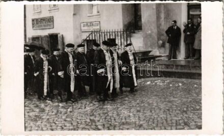 Máramarosi zsidók az utcán, háttérben Klein József mészáros és D. Ehrmann üzlete. Judaika / Jewish men on the street in Maramures, shops in the background. Judaica, photo