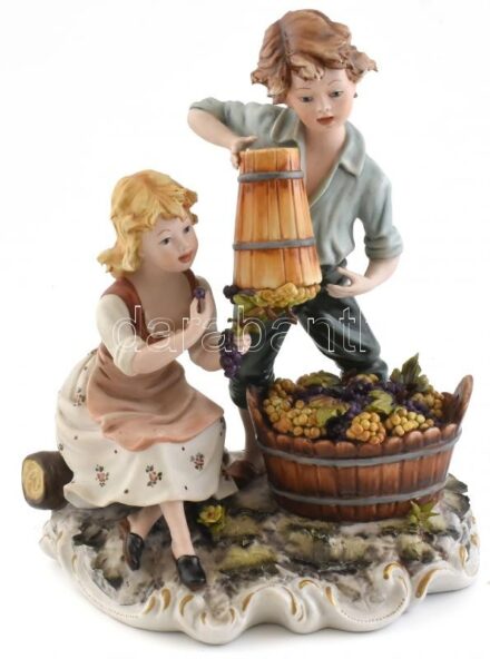 Capodimonte ifjú szüretelő pár. Kézzel festett, jelzett, biszkvit porcelán, hibátlan. m: 24 cm