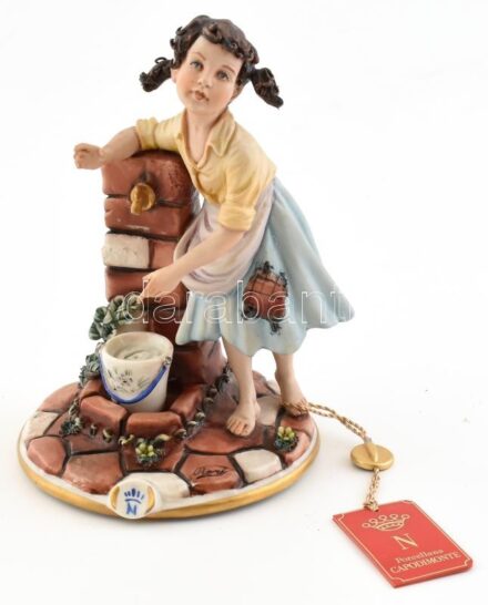 Capodimonte vízhordó lány. Kézzel festett, jelzett, részben biszkvit porcelán, hibátlan. m: 17 cm