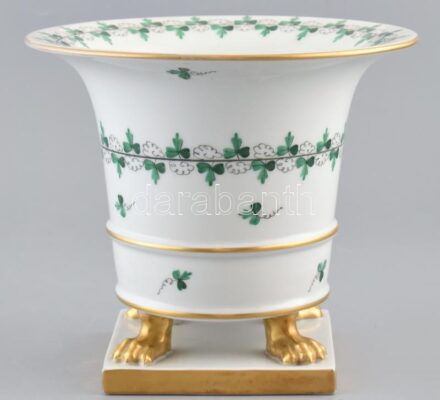 Herendi petrezselyem mintás, oroszlán lábas nagyméretű kaspó. Kézzel festett, jelzett (Herend Hungary 1943 + benyomott jelzés), kisebb kopásnyomokkal, d: 20,5 cm, m: 18 cm
