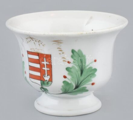 Magyar címeres, feliratos kávéscsésze, XIX. sz. vége körül. Kézzel festett, jelzés nélkül, kissé kopott, hajszálrepedéssel, d: 9 cm