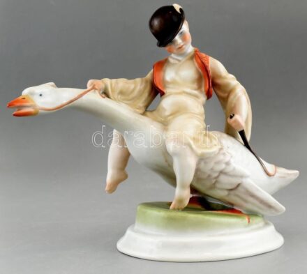 Herendi Porcelán Ludas Matyi, kézzel festett, jelzett a lúd egyik szárnyán apró csorbával, m: 20 cm, h: 26 cm