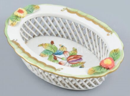 Herendi Viktória mintás porcelán fonott kosárka, kézzel festett, jelzett, restaurált, 14x10,5x4,5 cm