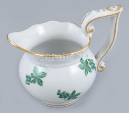 Herendi zöld szőlő mintás tejkiöntő, kézzel festett porcelán, jelzett, kopásnyomokkal, m:8cm