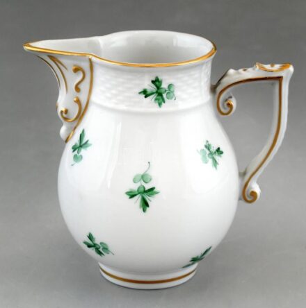 Herendi zöld petrezselyem mintás tejkiöntő, kézzel festett porcelán, jelzett, kopásnyomokkal, m:9cm