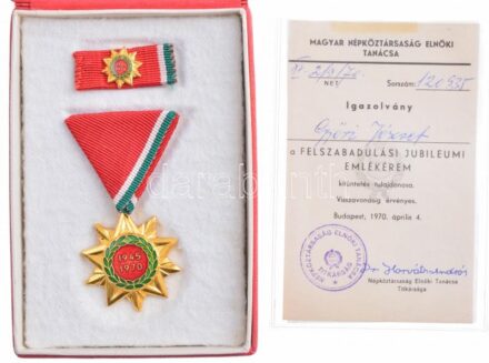 1970. 'Felszabadulási Jubileumi Emlékérem' aranyozott, zománcozott bronz kitüntetés mellszalagon, miniatűrrel, szalagsávval T:1- NMK 712.