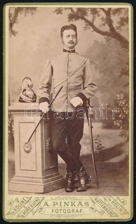 cca 1890-1900 Osztrák cs. és kir. dragonyos tiszt karddal, pálcával, keményhátú műtermi fotó (A. Pinkas), vizitkártya, 10,5x6 cm / Austrian K. u. K. dragoon officer, photo, A. Pinkas Kolín und Kuttenberg (Kutná Hora), 10.5x6 cm