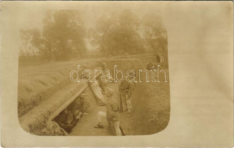Első világháborús osztrák-magyar katonák lövészárokban / WWI K.u.k. military trench with soldiers. photo