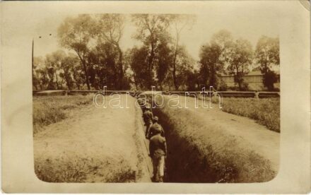 Első világháborús osztrák-magyar katonák lövészárokban / WWI K.u.k. military trench with soldiers. photo (EK)