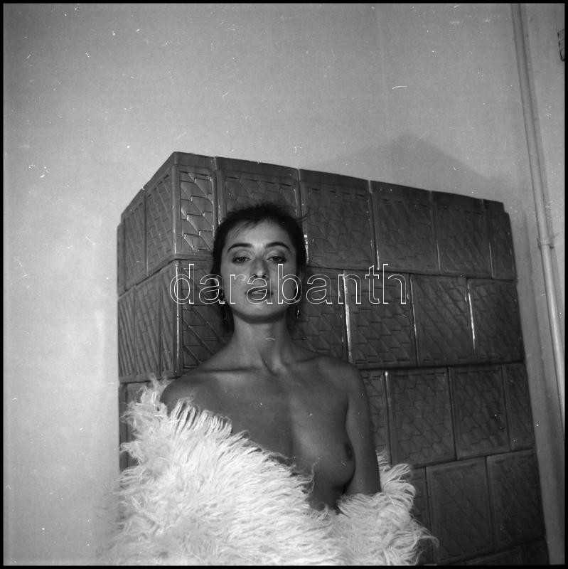 cca 1991 előtt készült akt felvételek, Menesdorfer Lajos (1941-2005) budapesti fotóművész hagyatékából, 9 db vintage NEGATÍV, 6x6 cm - Image 2