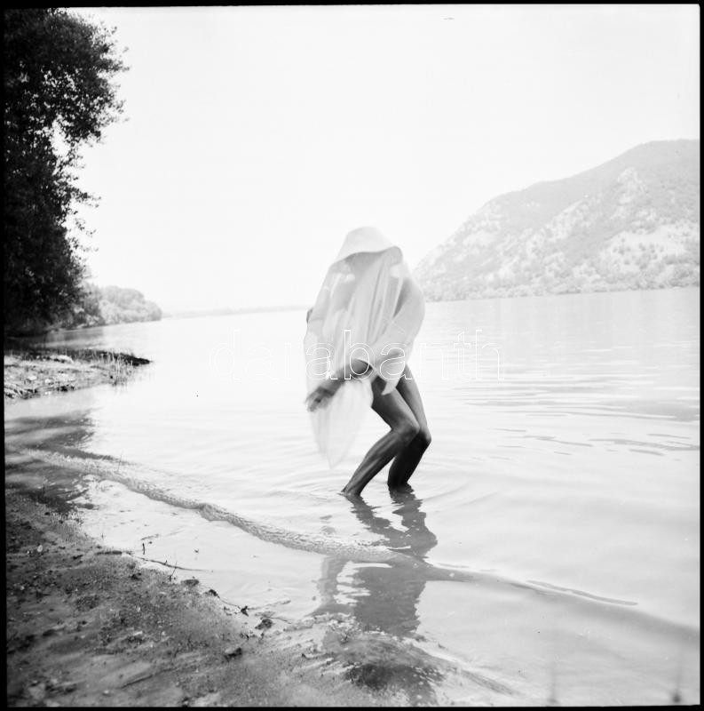 cca 1991 előtt készült akt felvételek, Menesdorfer Lajos (1941-2005) budapesti fotóművész hagyatékából, 9 db vintage NEGATÍV, 6x6 cm - Image 4